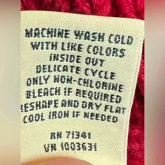 LL Bean Red chunky cable knit crew neck sweater size M button shoulder pull over - Picture 4 of 9